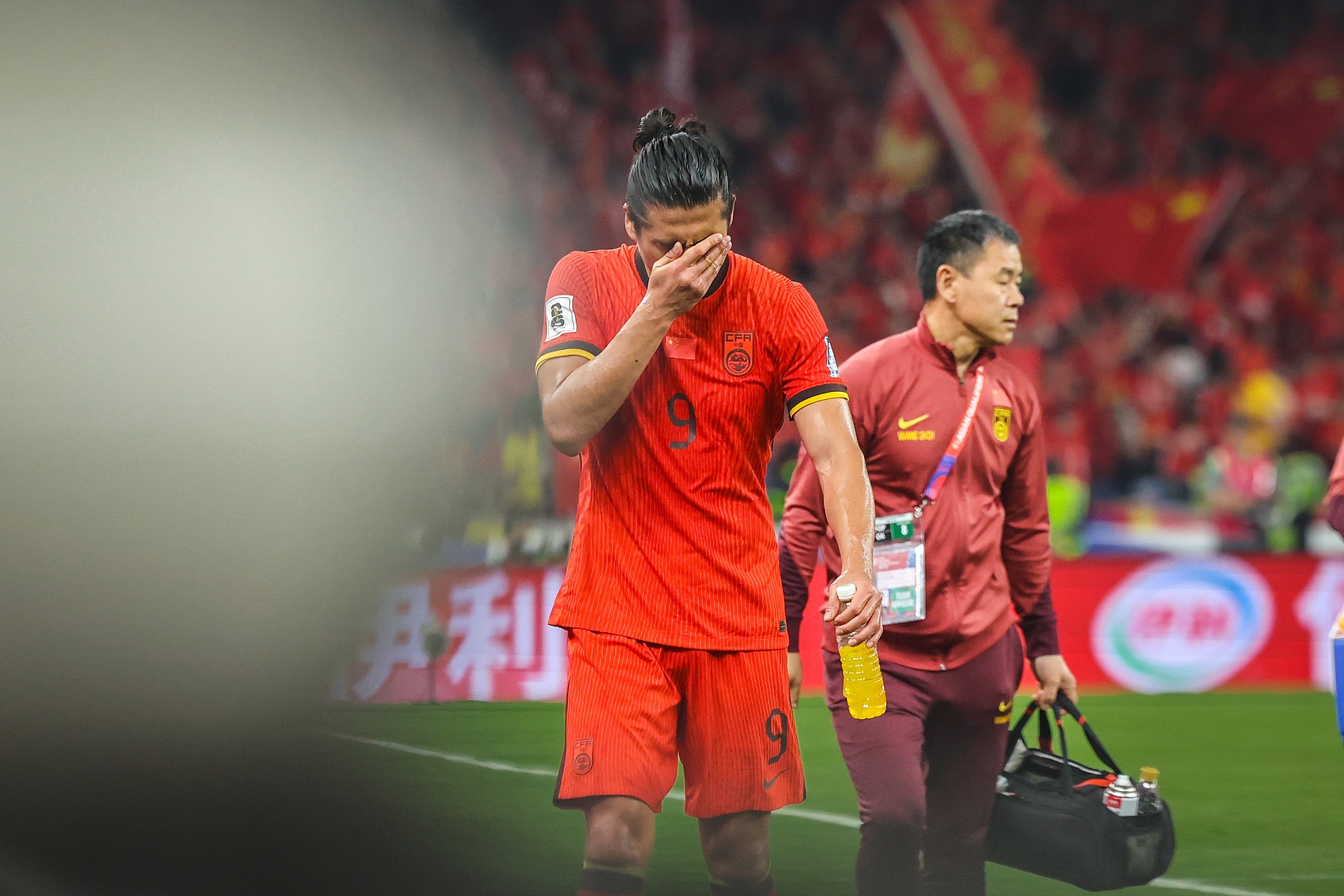 唉!国足0-2澳大利亚世预赛三连败,张玉宁赛后谢场羞愧捂脸